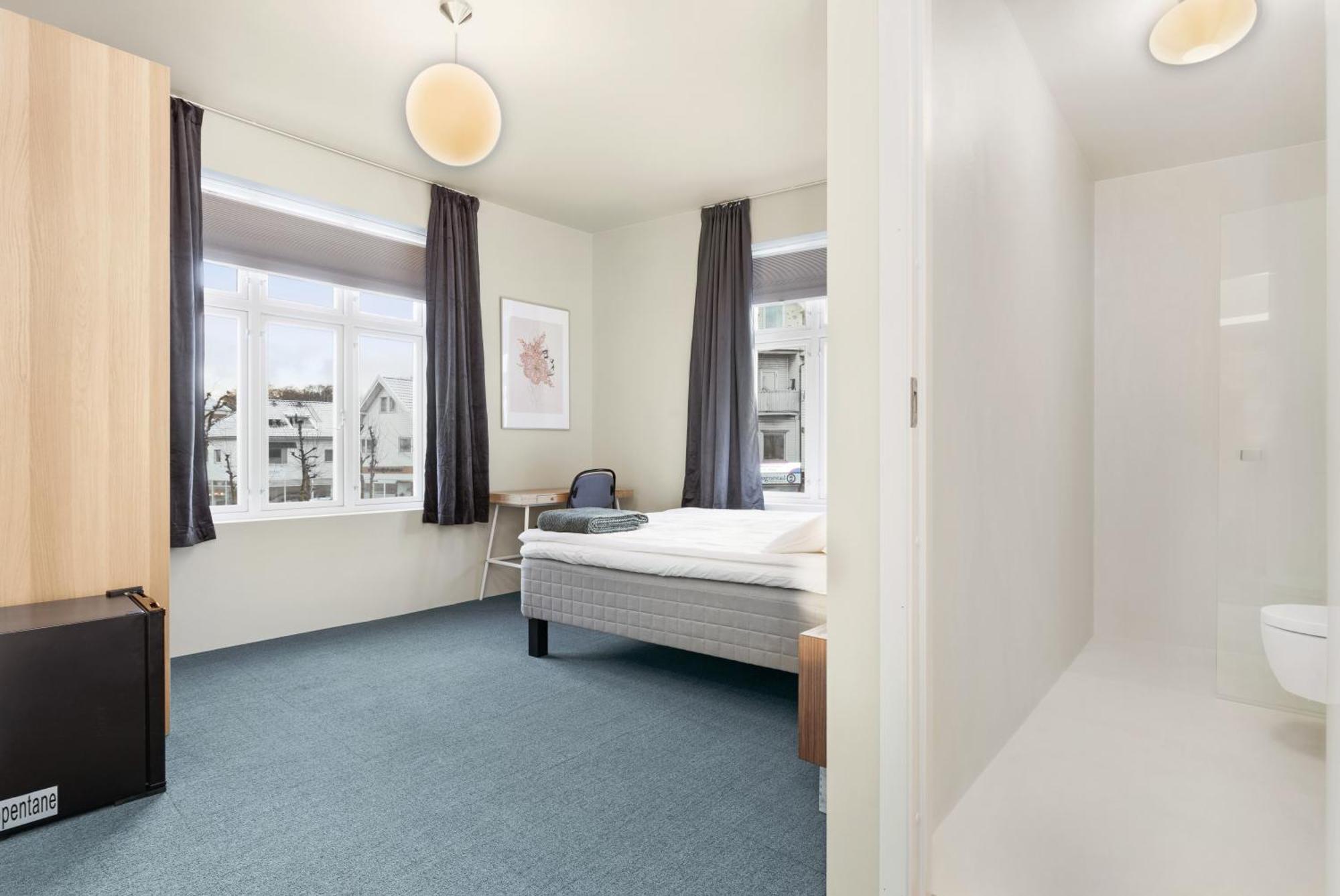 - Bedroom With Private Bathroom * Stavanger